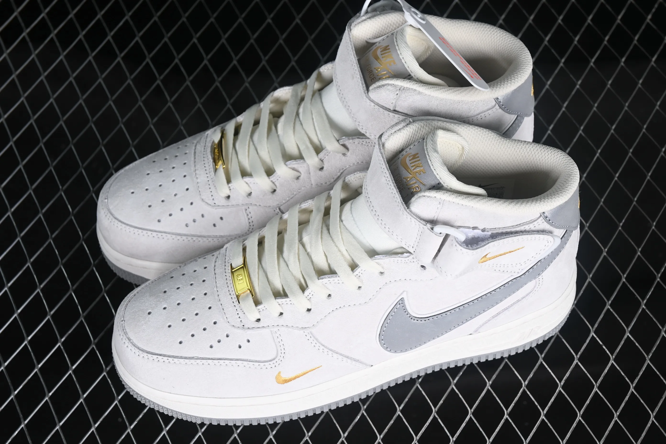 All categories Nk Air Force 1 Air Force series Nk Air Force 1 Mid Air Force mid-top Nk Air Force 1'07 Mid small hook gray suede Air Force One mid-top casual sneakers KG3031-012